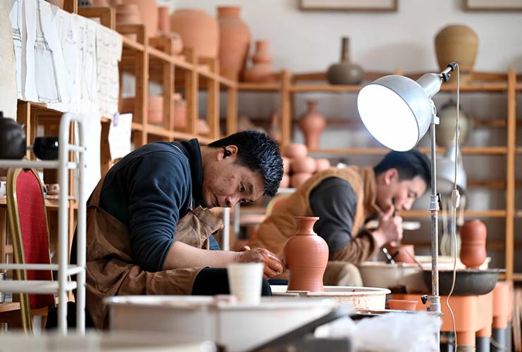 2月27日,在河北省石家庄市一家文化创意产业园,工艺师制作文创产品